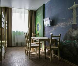 Гостиница Вокруг света Екатеринбург Место в женском шестиместном номере с тремя двухъярусными кроватями-1