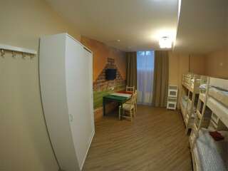 Гостиница Вокруг света Екатеринбург Место в четырехместном женском номере с двумя двухъярусными кроватями-3