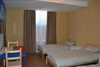 Гостиница Вокруг света Екатеринбург Место в трехместном номере с тремя односпальными кроватями-1