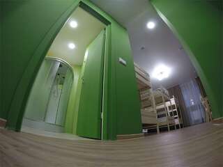 Гостиница Вокруг света Екатеринбург Место в женском шестиместном номере с тремя двухъярусными кроватями-3