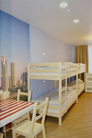 Гостиница Вокруг света Екатеринбург Место в мужском шестиместном номере с тремя двухъярусными кроватями-4