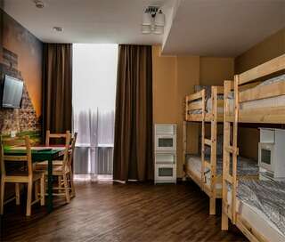 Гостиница Вокруг света Екатеринбург Место в четырехместном женском номере с двумя двухъярусными кроватями-1