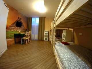 Гостиница Вокруг света Екатеринбург Место в четырехместном женском номере с двумя двухъярусными кроватями-4