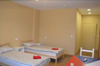 Гостиница Вокруг света Екатеринбург Место в трехместном номере с тремя односпальными кроватями-4